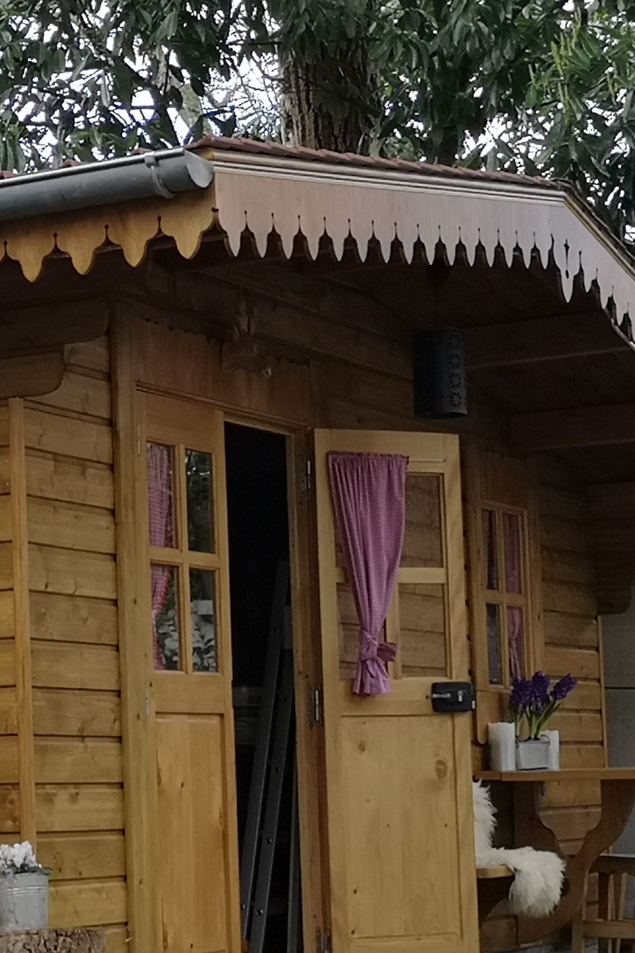 Lambrequin rampant sur abri de jardin en bois lasuré, modèle Frejus, ORNABAT