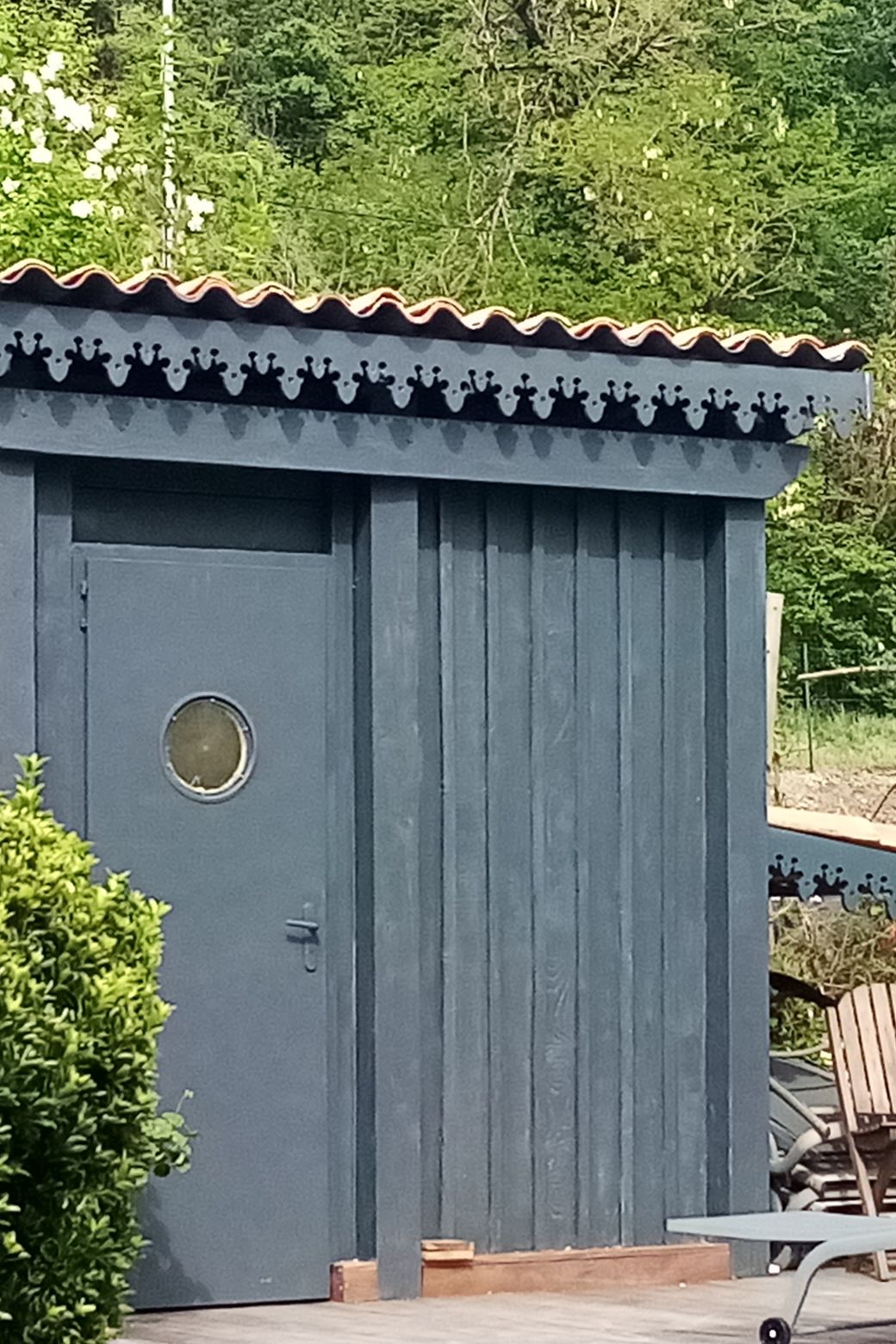 Lambrequin de toit sur cabanon, modèle Argeles en bois CTBX, ORNABAT