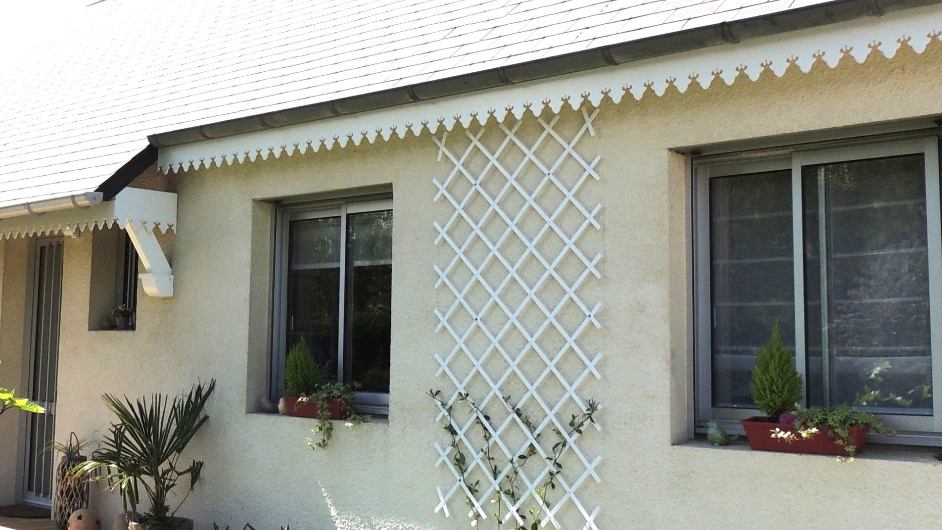 Lambrequin de toit sous porche et bas de toiture à l'égout, modèle Bagneres en PVC blanc, ORNABAT