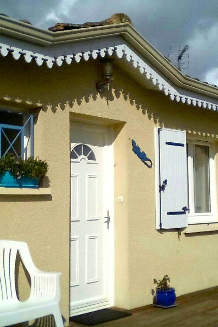 Lambrequin de toit sur façade de maison style Arcachon, modèle Cauterets en PVC blanc, ORNABAT