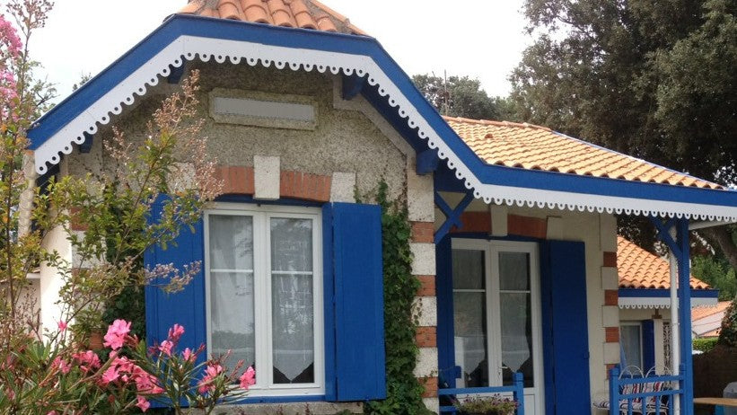 Lambrequin de toit en demi-croupe sur maison basse, modèle Evreux blanc, ORNABAT