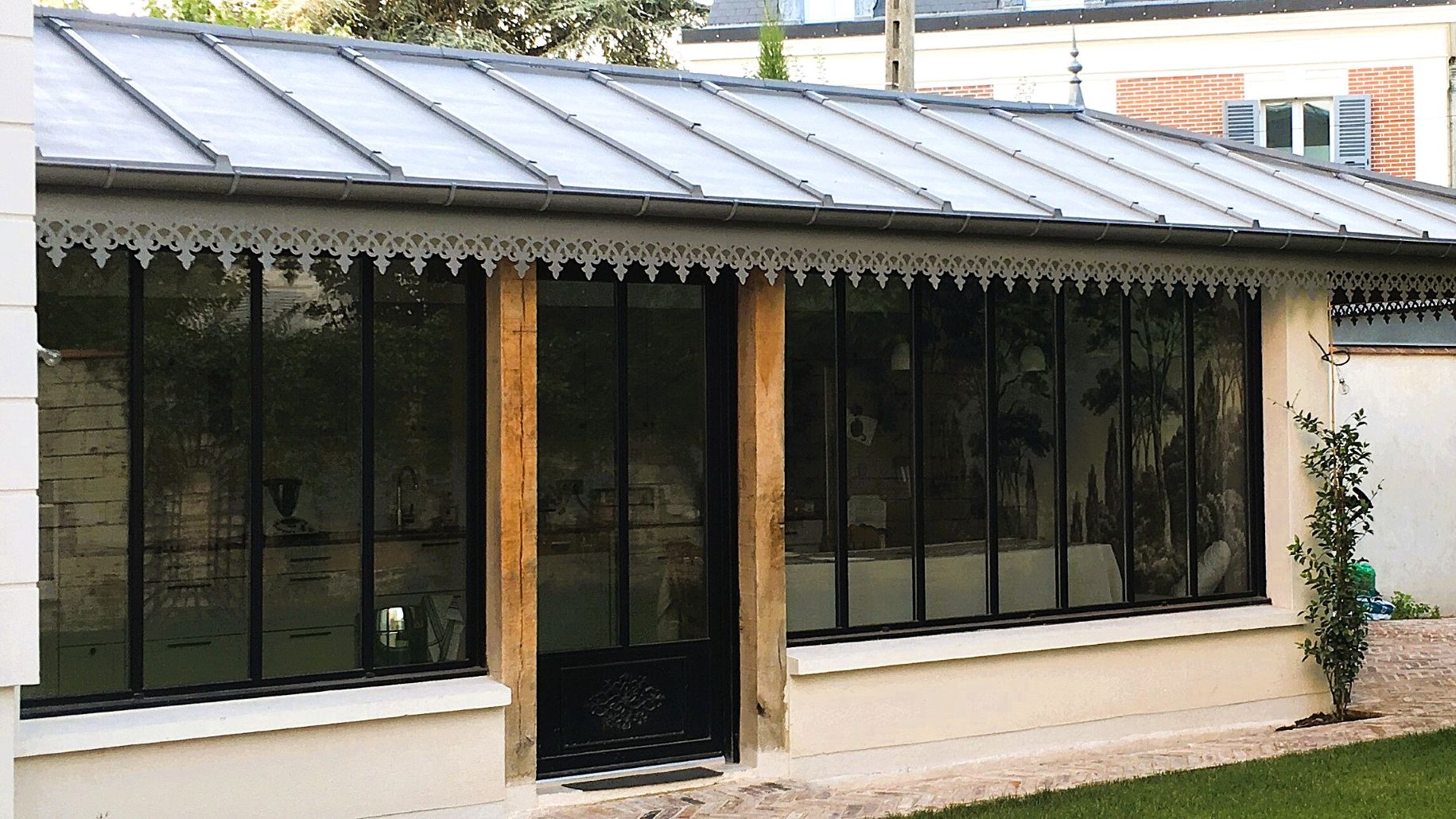 Lambrequin de toit sur verrière d'une extension de maison, modèle Fecamp en zinc prépatiné Quartz Slate, ORNABAT