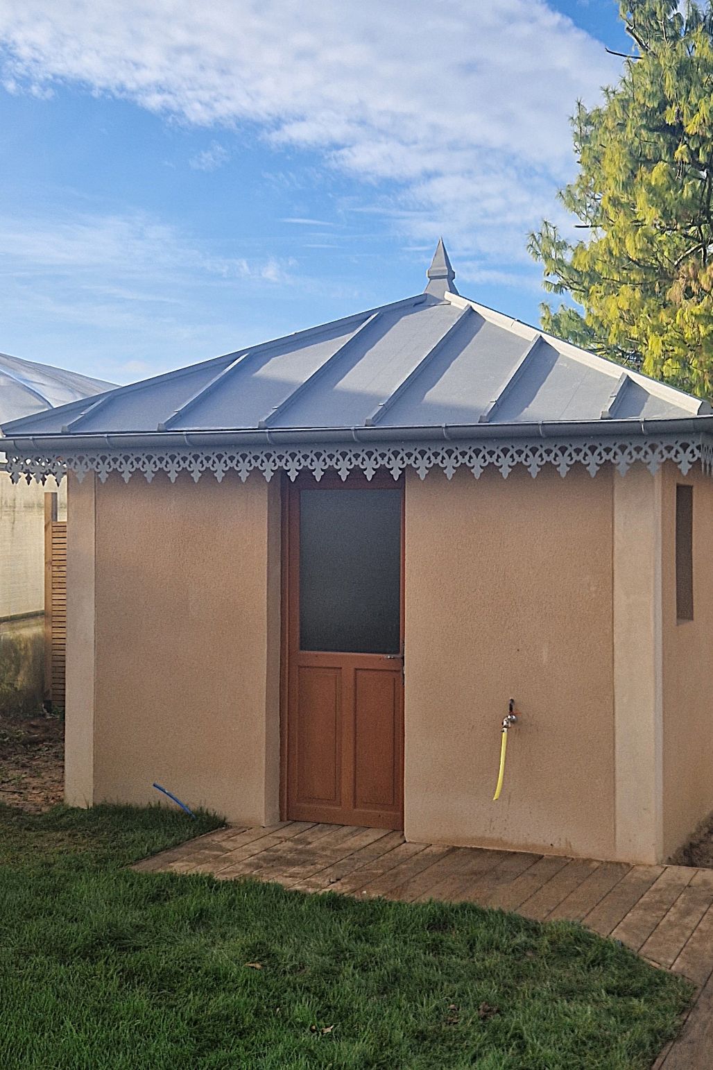 Lambrequin de toit sur abri de jardin. Modèle Fecamp en zinc prépatiné Slate, Quartz. ORNABAT