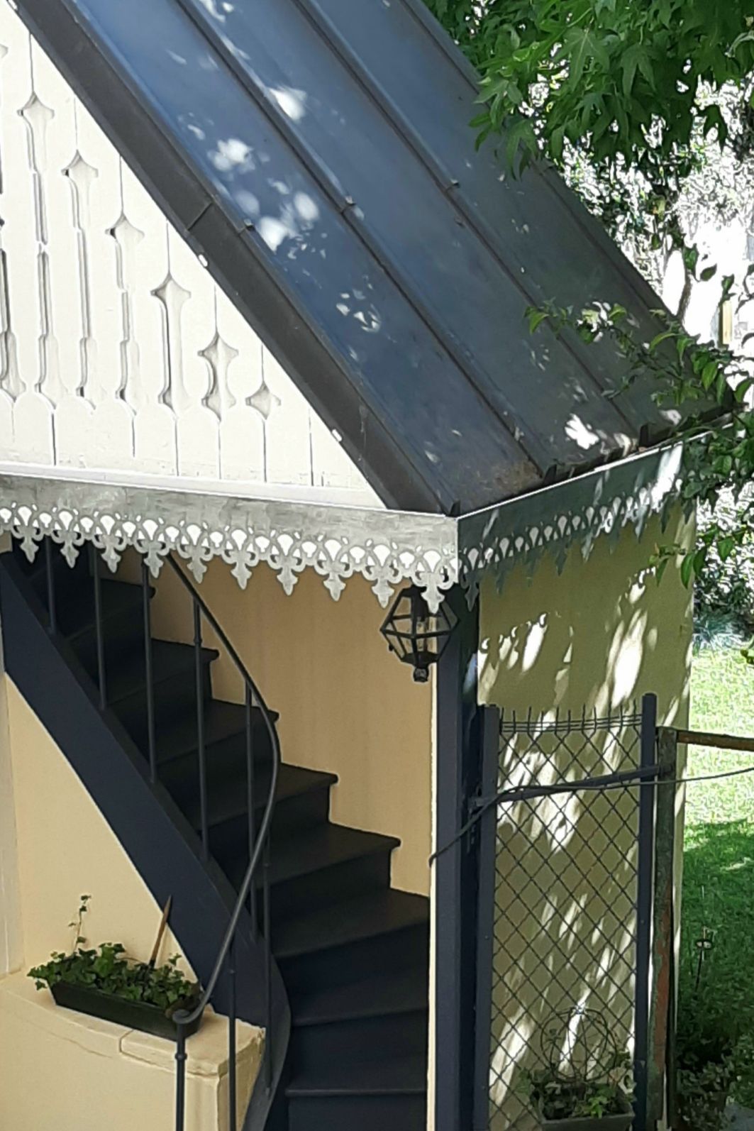 Lambrequin de toit sur escalier extérieur, modèle Fecamp en zinc naturel, ORNABAT