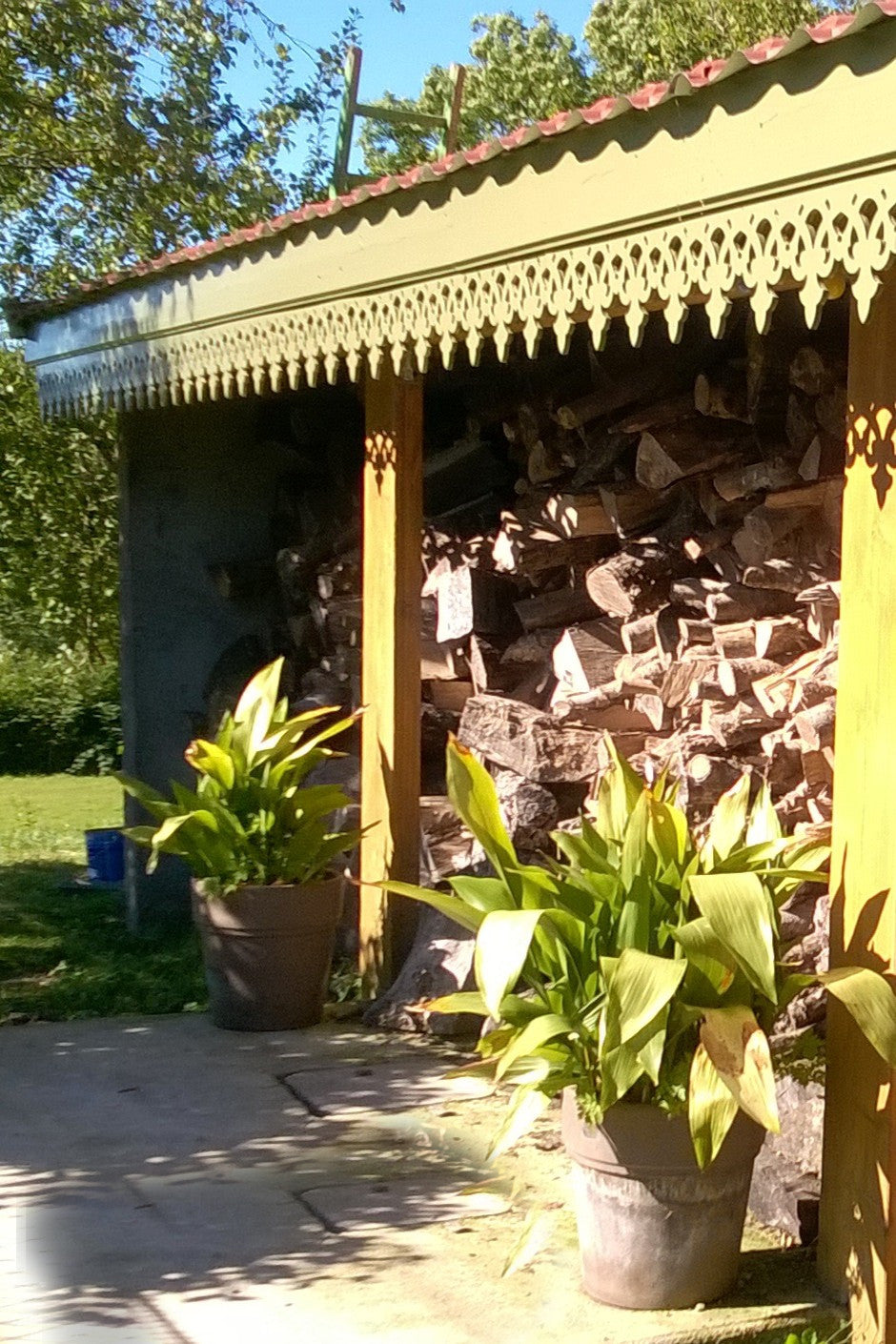Lambrequin de toit sur abri de jardin, modèle Fecamp en bois CTBX peint en jaune, ORNABAT