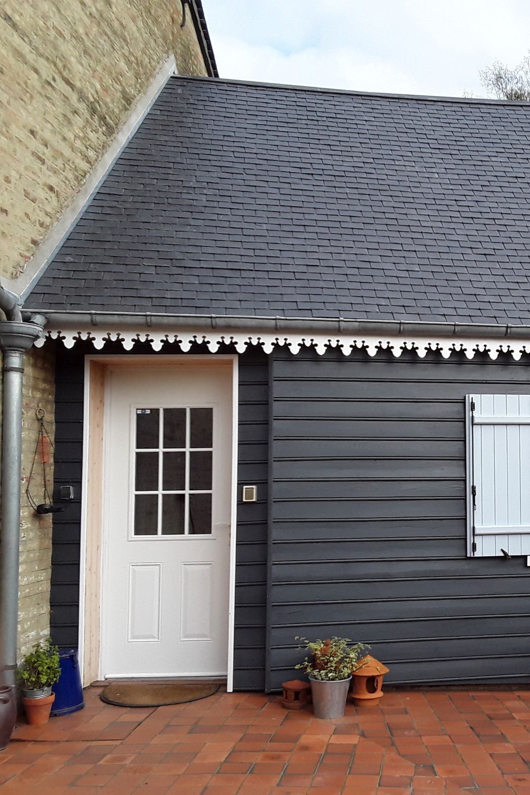 Lambrequin de toit sur maison en bardage bois, modèle Gavarnie en aluminium composite blanc, ORNABAT