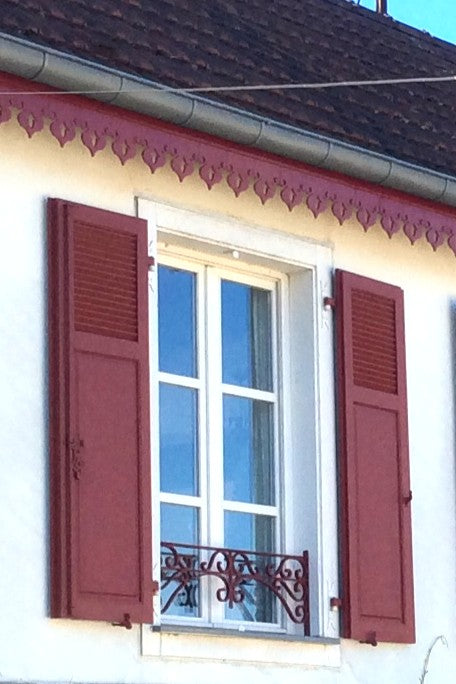 Lambrequin de toit sous gouttière, modèle Granville en bois peint en rouge, ORNABAT