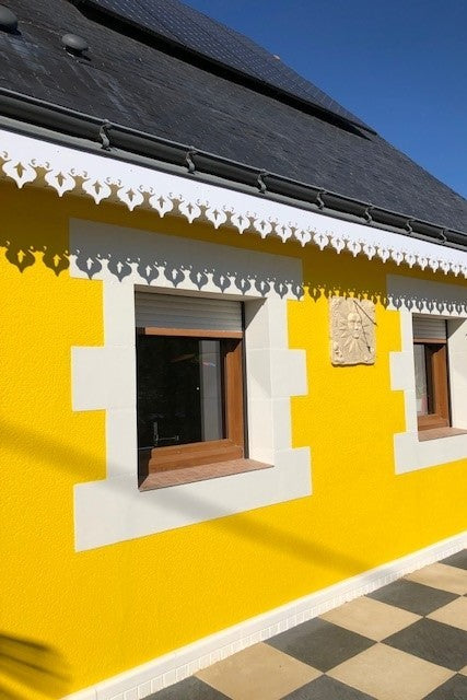 Lambrequin de toit sur maison Antillaise jaune, modèle Granville en PVC blanc, ORNABAT