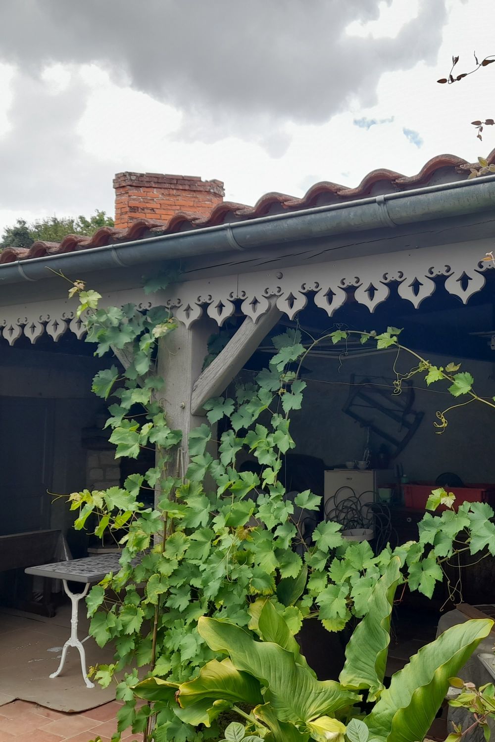 Lambrequin de toit sur abri de jardin, modèle Granville en bois peint gris, ORNABAT