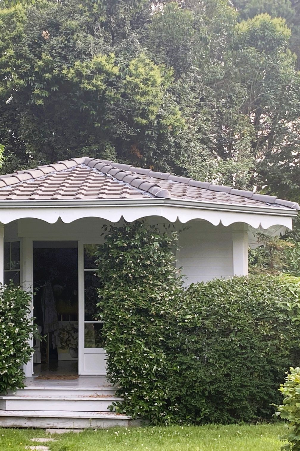Lambrequin de toit sur maisonette bord de mer, modèle Mimizan en bois, ORNABAT