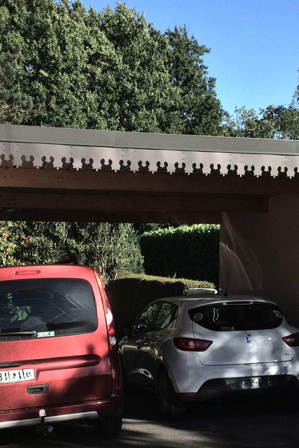 Lambrequin de toit sur abri de voiture, Modèle Nice en zinc pré-patiné Quartz Slate, ORNABAT