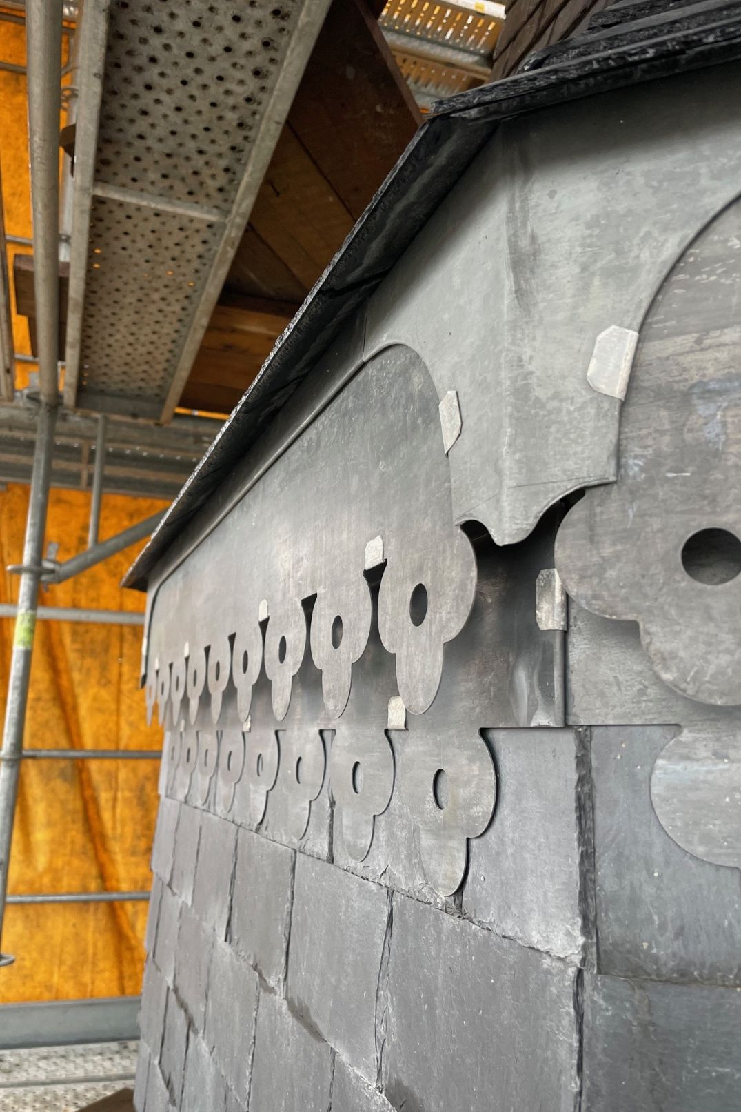 Lambrequin sur tourelle d'église, motif du patrimoine reproduit en zinc naturel reproduit par ORNABAT