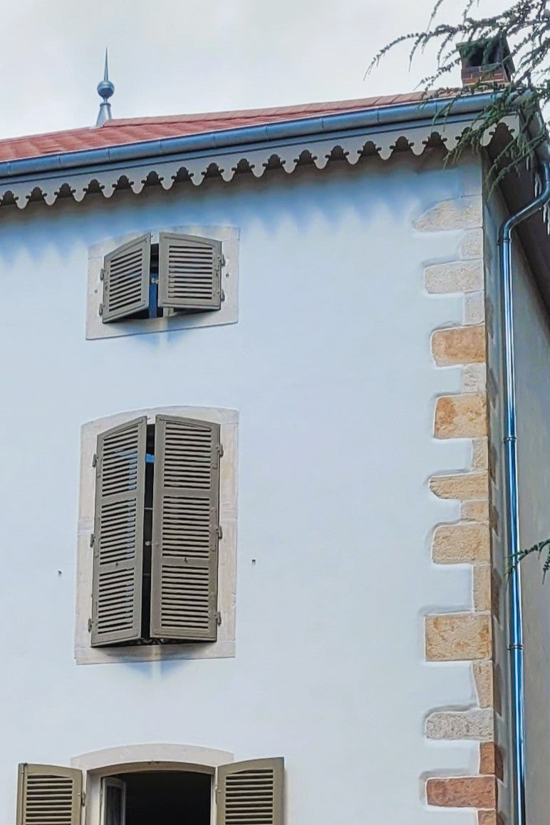 Lambrequin de toit sur demeure ornée en façade, décoration à l'égout en bois, reproduction motif par ORNABAT