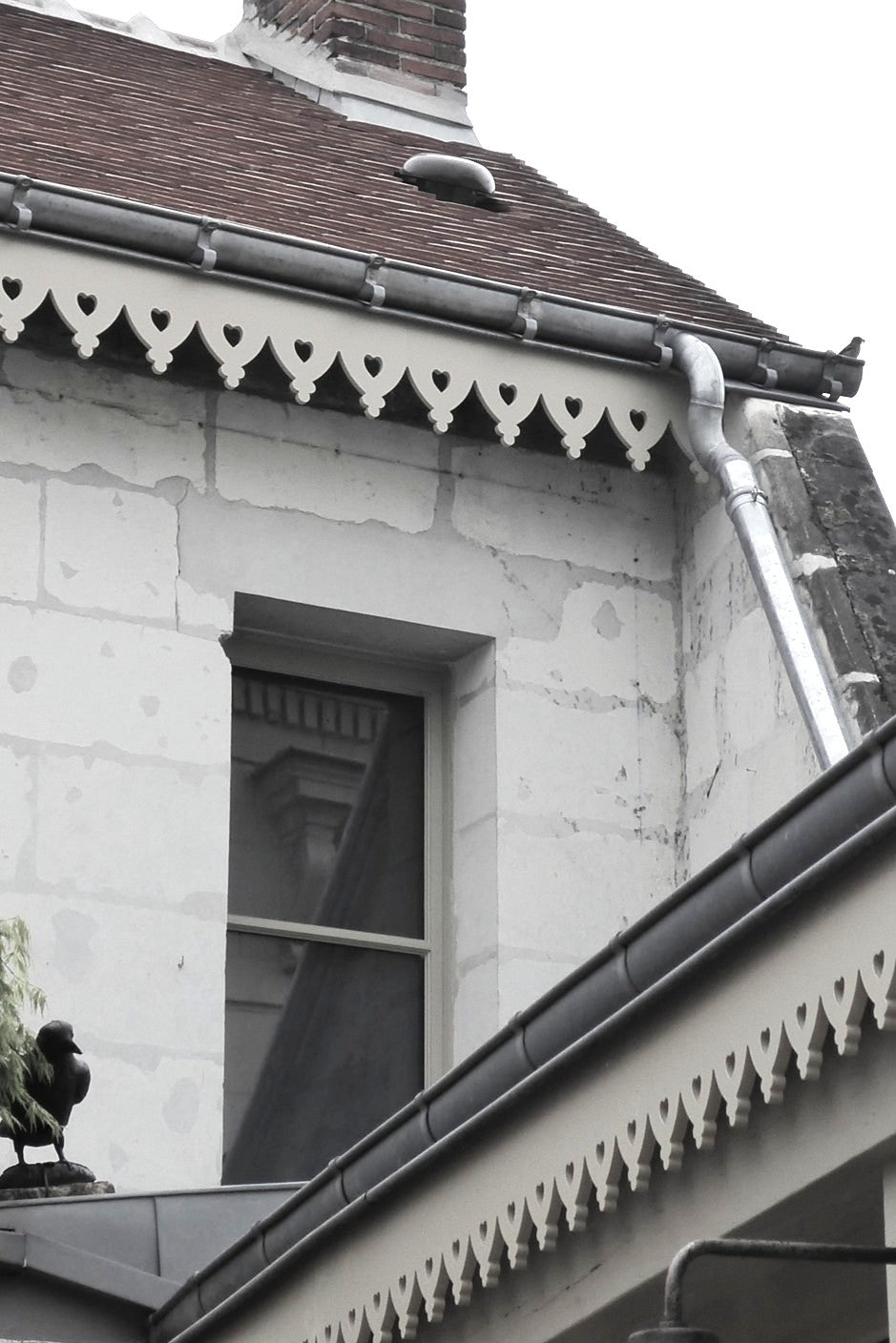 Lambrequin de toit sur maison en pierre, modèle Romans en PVC sous gouttière, ORNABAT