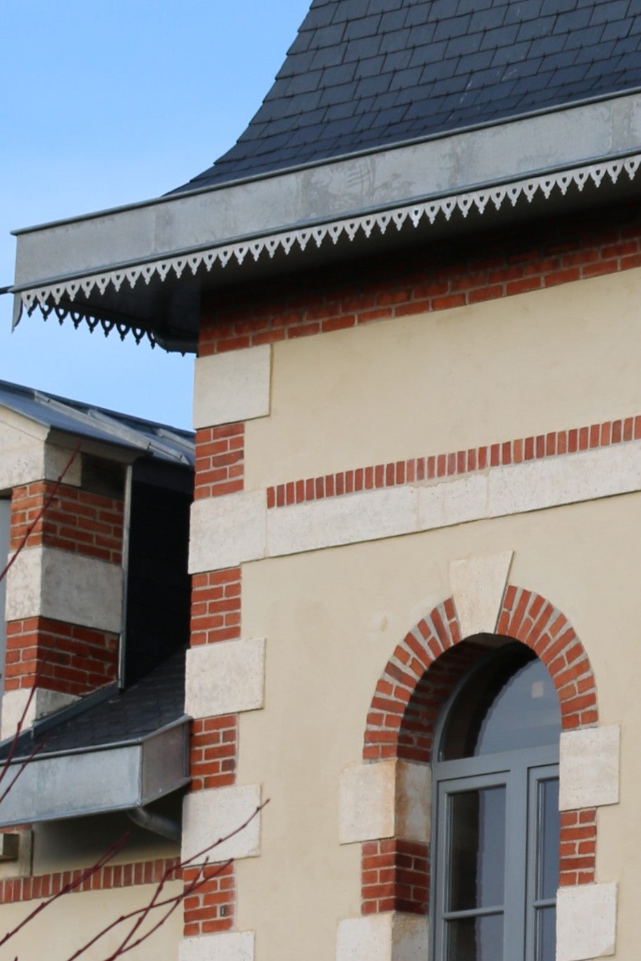 Lambrequin de toit sur maison historique, modèle Romans en zinc naturel, ORNABAT