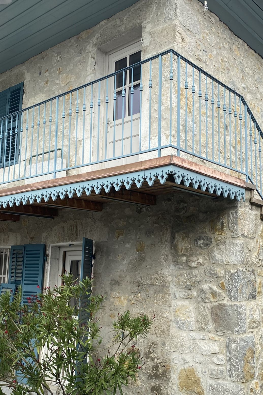 Lambrequin de toit sous balcon, modèle Saint-Lary en bois, ORNABAT
