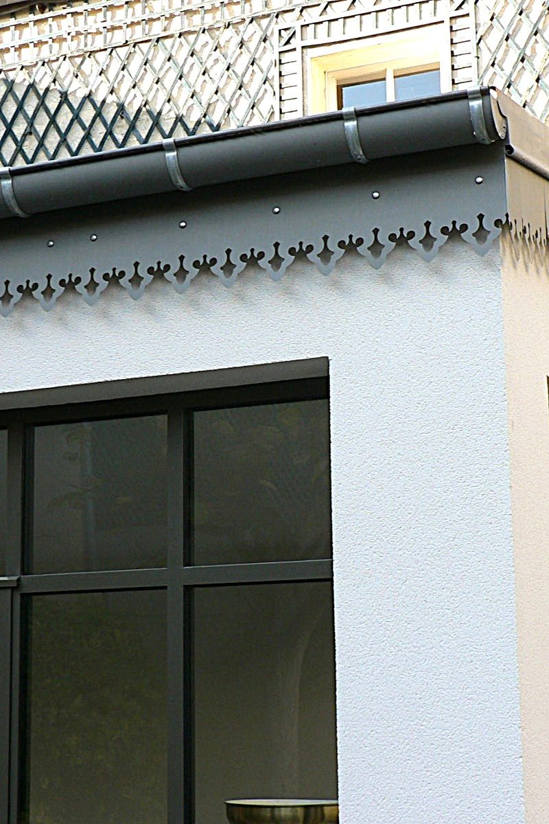 Lambrequin de toit sur extension maison, modèle Saint-Lary en zinc prépatiné Quartz Slate, ORNABAT