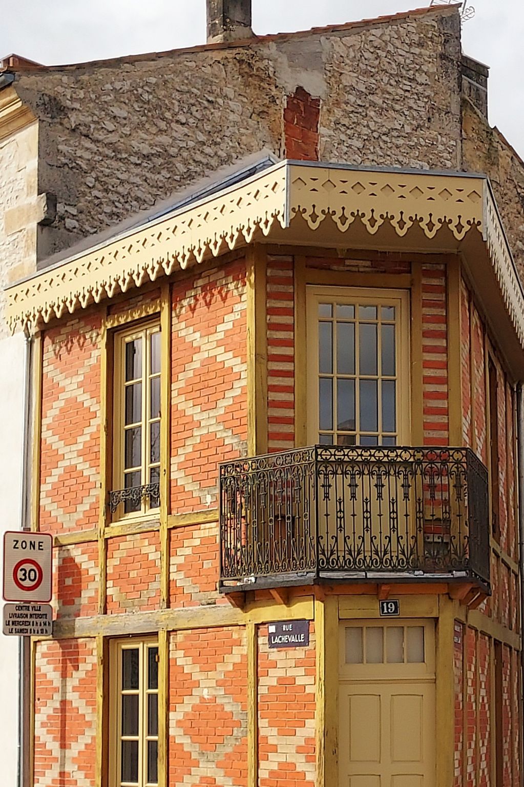Lambrequin de toit sur façade immeuble historique, modèle Saint-Lary en bois revisité par ORNABAT