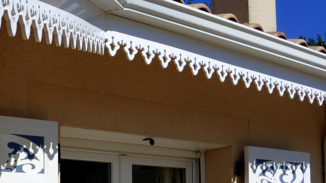Lambrequin de toit sur villa, modèle Saint-Lary en PVC blanc, ORNABAT