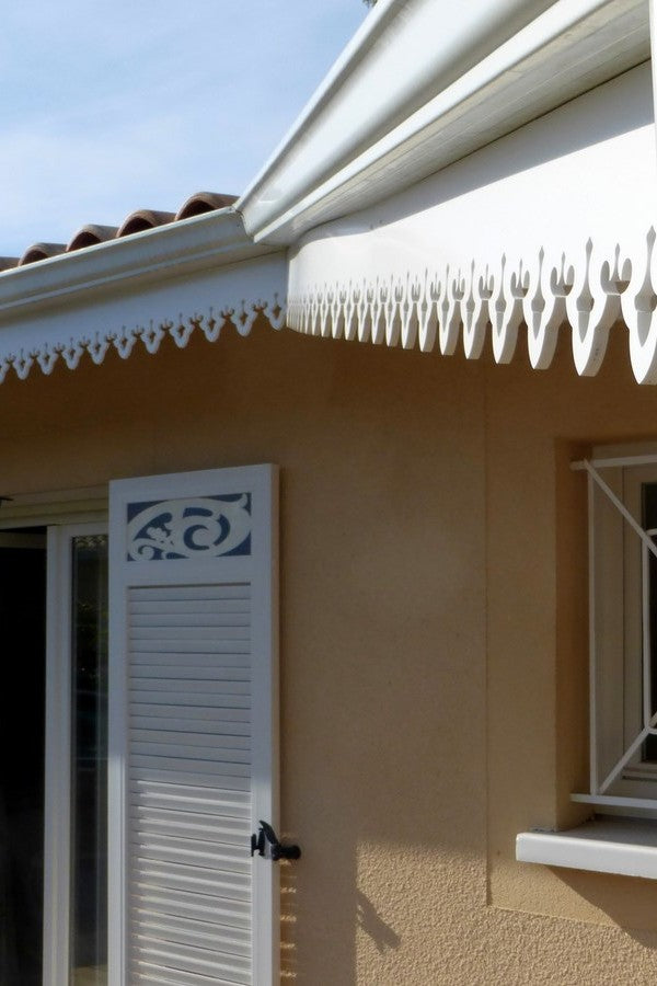 Lambrequin de toit sur villa, modèle Saint-Lary en PVC blanc, ORNABAT