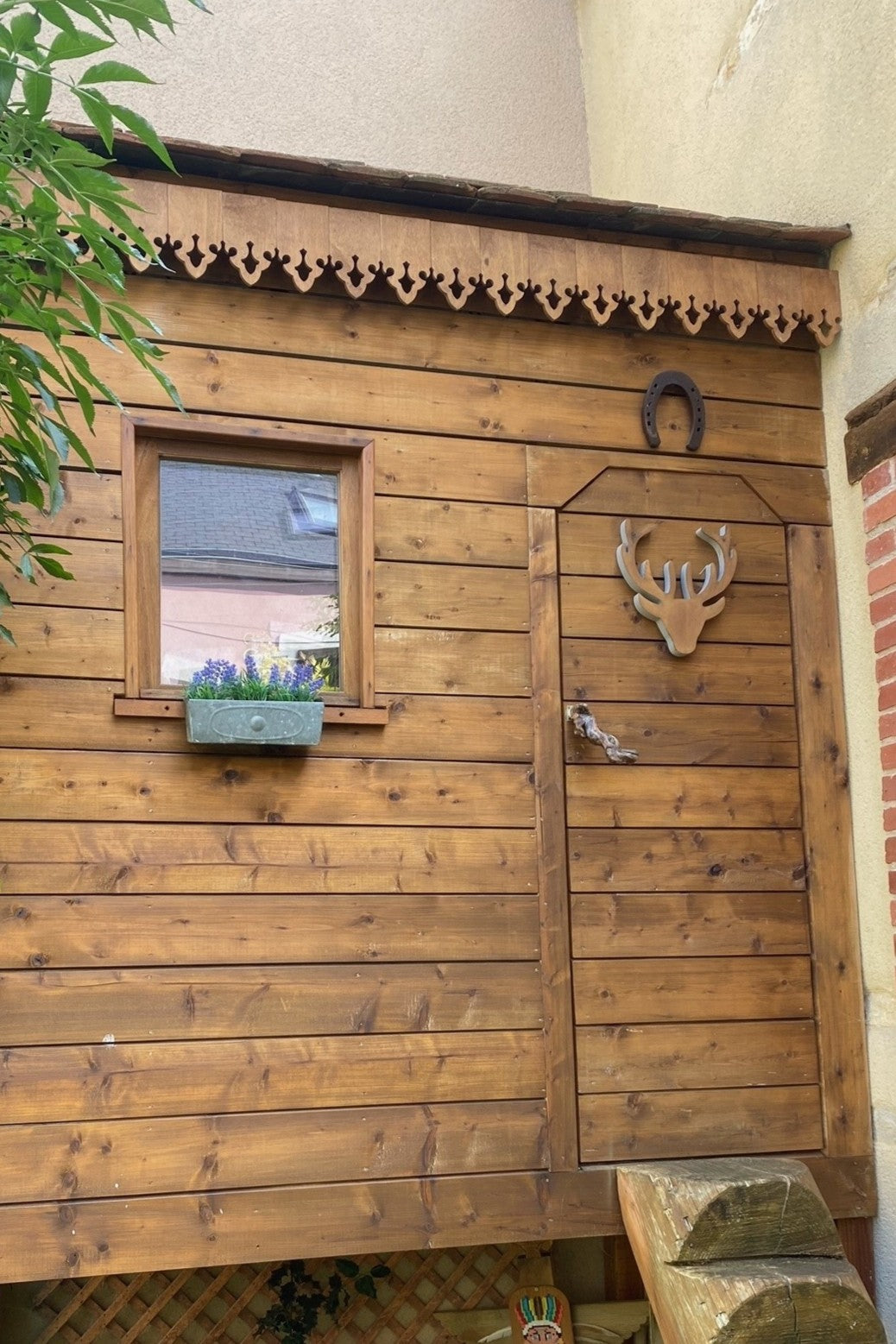 Lambrequin de toit sur extension maison en bois, modèle Saint-Lary en bois lasuré, ORNABAT