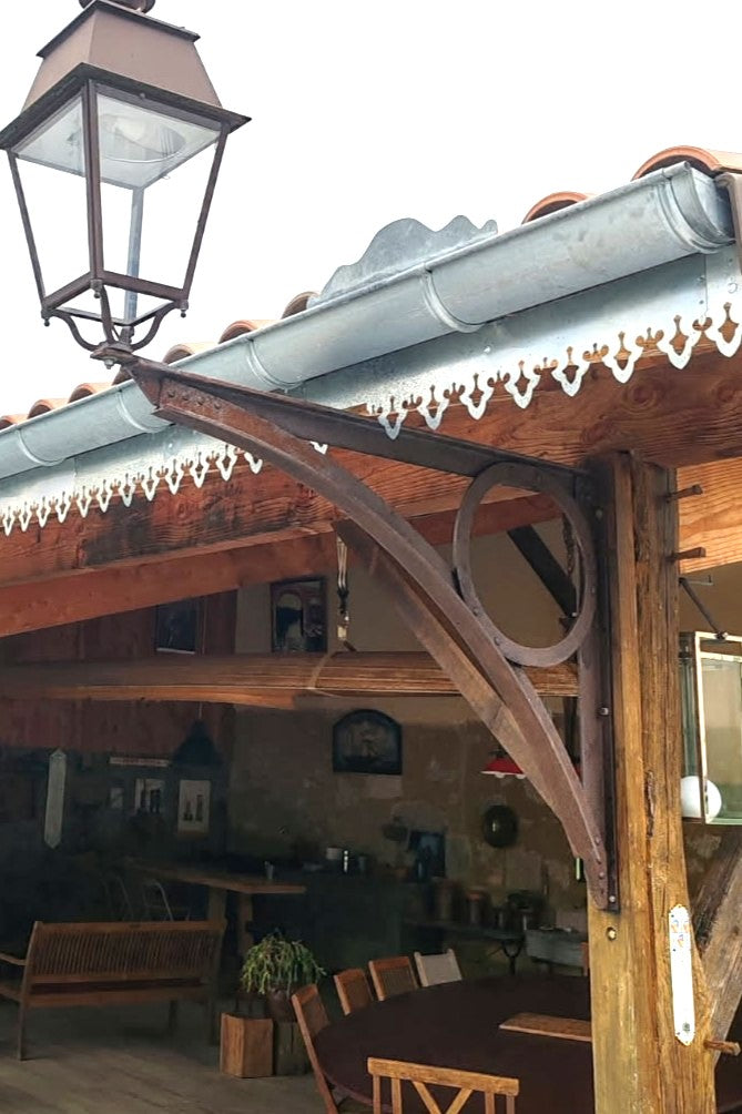 Lambrequin de toit sur cuisine d'été, modèle Saint-Lary en zinc naturel, ORNABAT