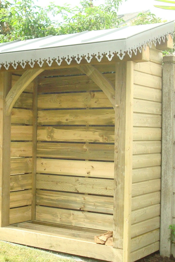Lambrequin de toit sur abri de jardin, modèle Saint-Lary en zinc prépatiné Quartz, ORNABAT