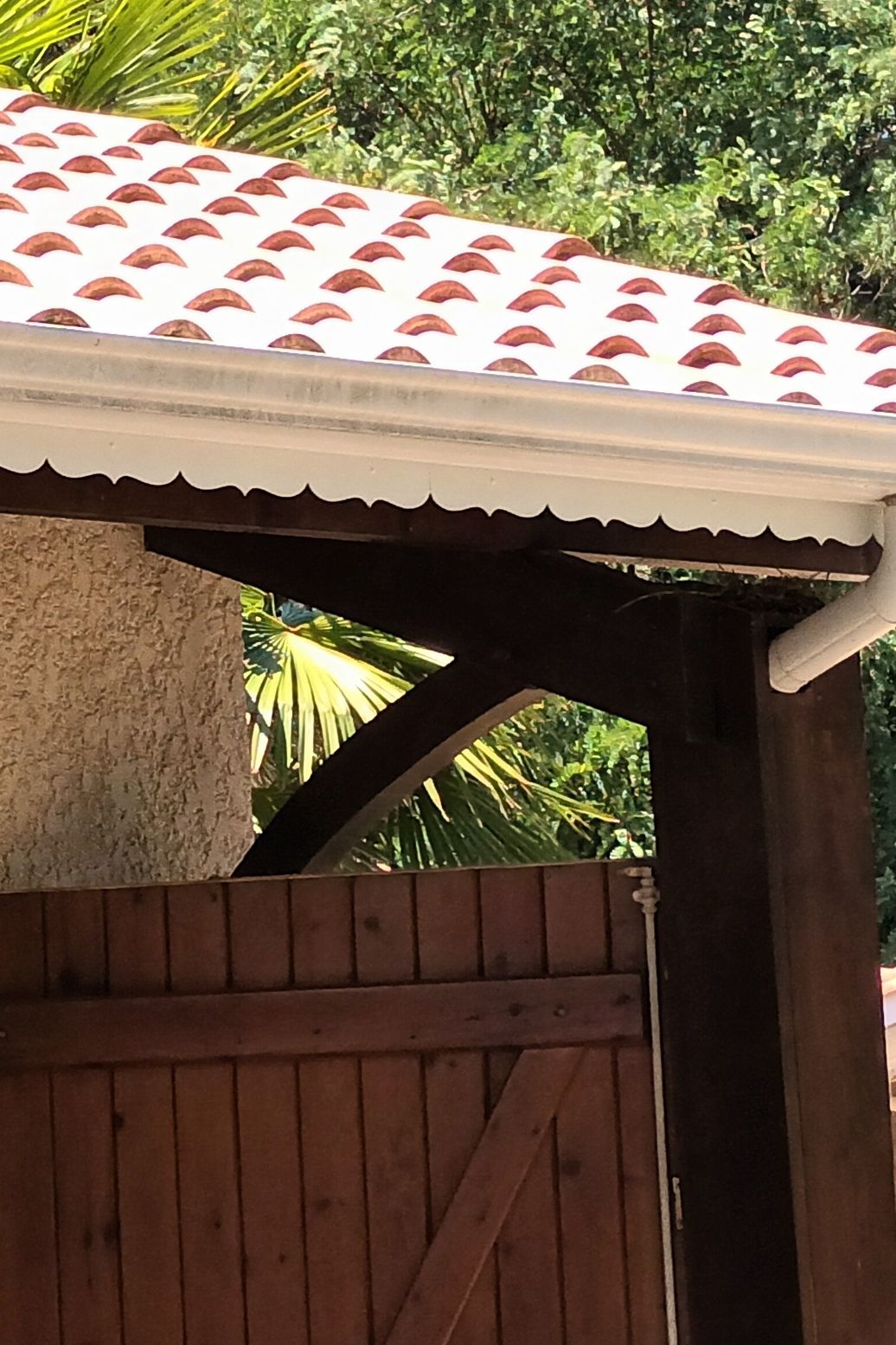 Lambrequin de toit sur terrasse couverte, modèle Seignosse en aluminium composite blanc, ORNABAT
