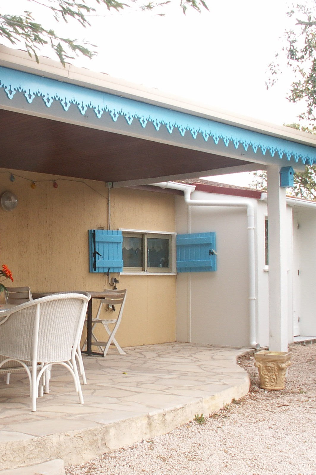 Lambrequin de toit sur terrasse couverte, modèle Tarbes en bois peint bleu, ORNABAT