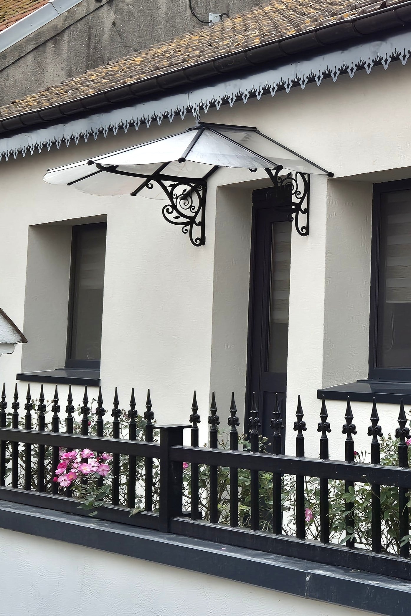 Lambrequin de toit sur maison basse, modèle Tarbes en aluminium composite gris anthracite, ORNABAT