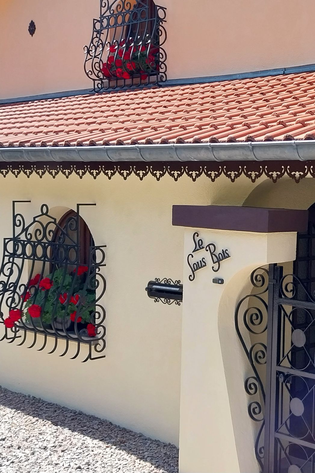 Lambrequin de toit sous gouttière, modèle Vannes en aluminium composite marron, ORNABAT