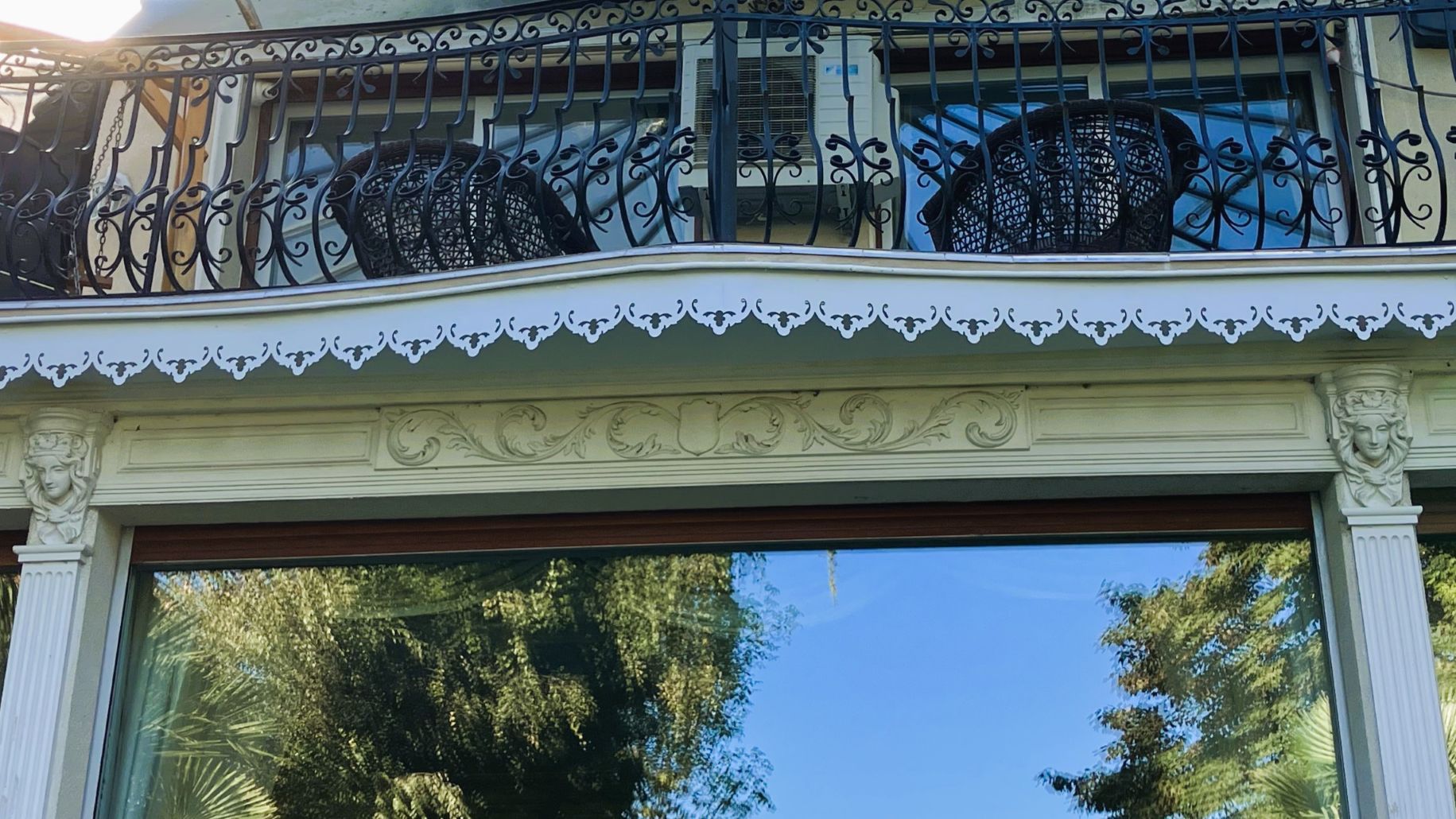 Lambrequin de toit sous balcon, modèle Vannes en aluminium composite blanc, ORNABAT