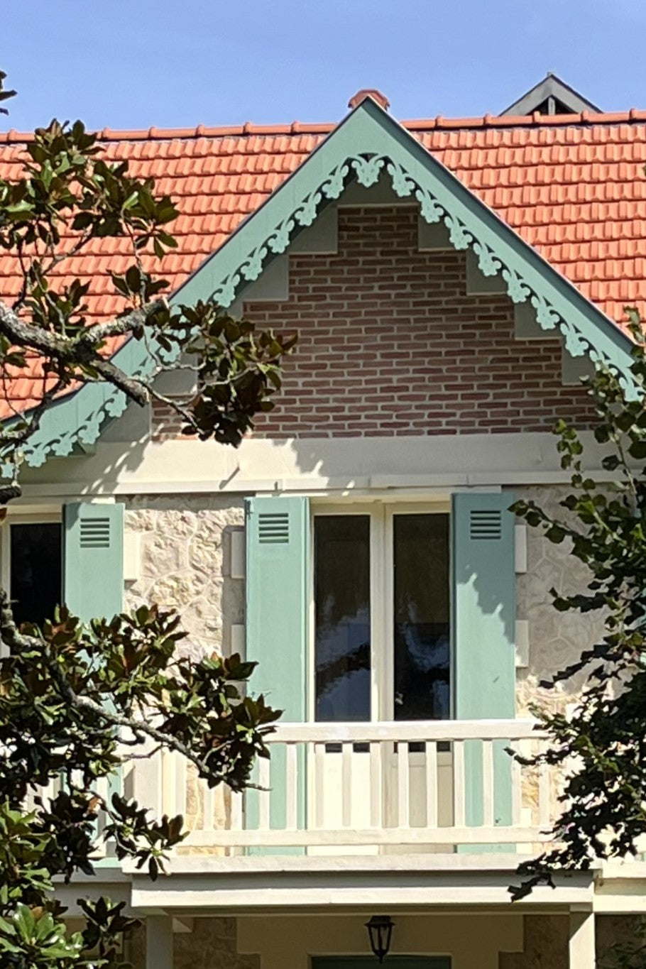 Lambrequin rampant sur pignon d'une villa, reproduction du modèle ancien en bois peint en vert, ORNABAT