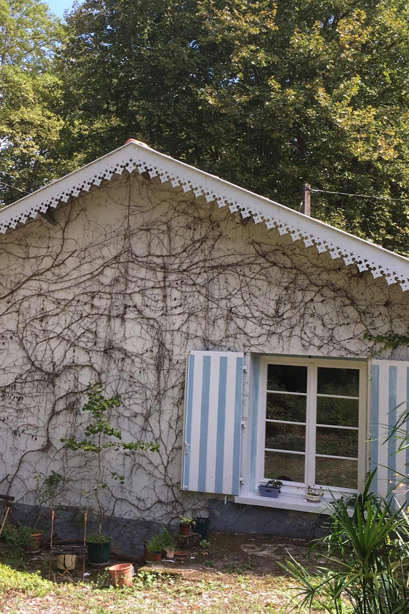 Lambrequin rampant en bois peint en blanc sur pignon de maison, Modèle LB065, ORNABAT