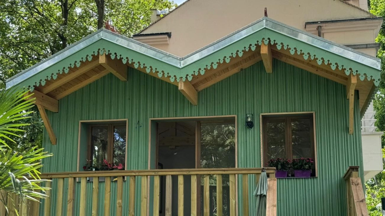 Double lambrequins rampants sur maisonette, modèle Argeles en bois peint en vert, ORNABAT