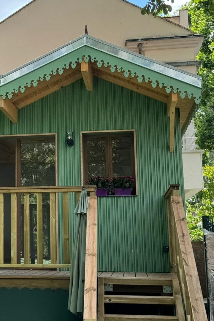 Lambrequin rampant sur pignon d'ine maisonette, modèle Argeles en bois peint en vert, ORNABAT