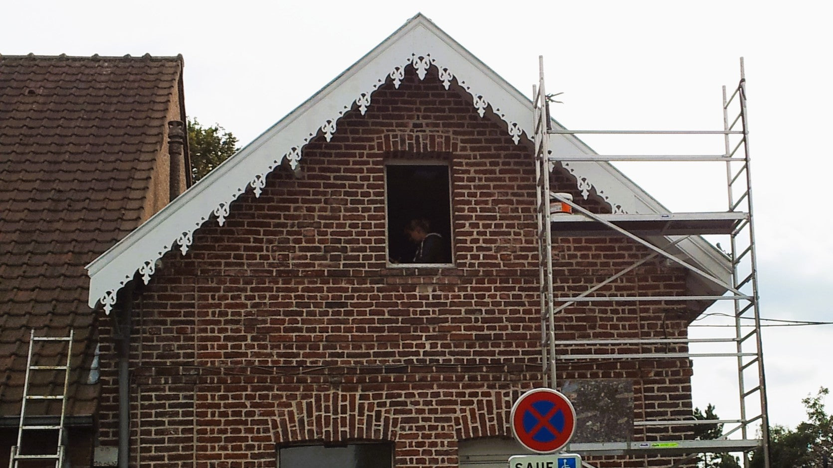 Lambrequin rampant sur maison en brique, modèle Merville, ORNABAT