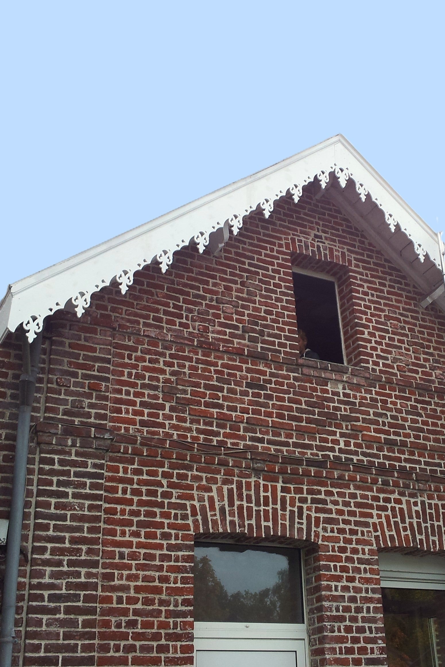 Lambrequin rampant sur maison en brique, modèle Merville en bois contreplaqué CTBX, ORNABAT