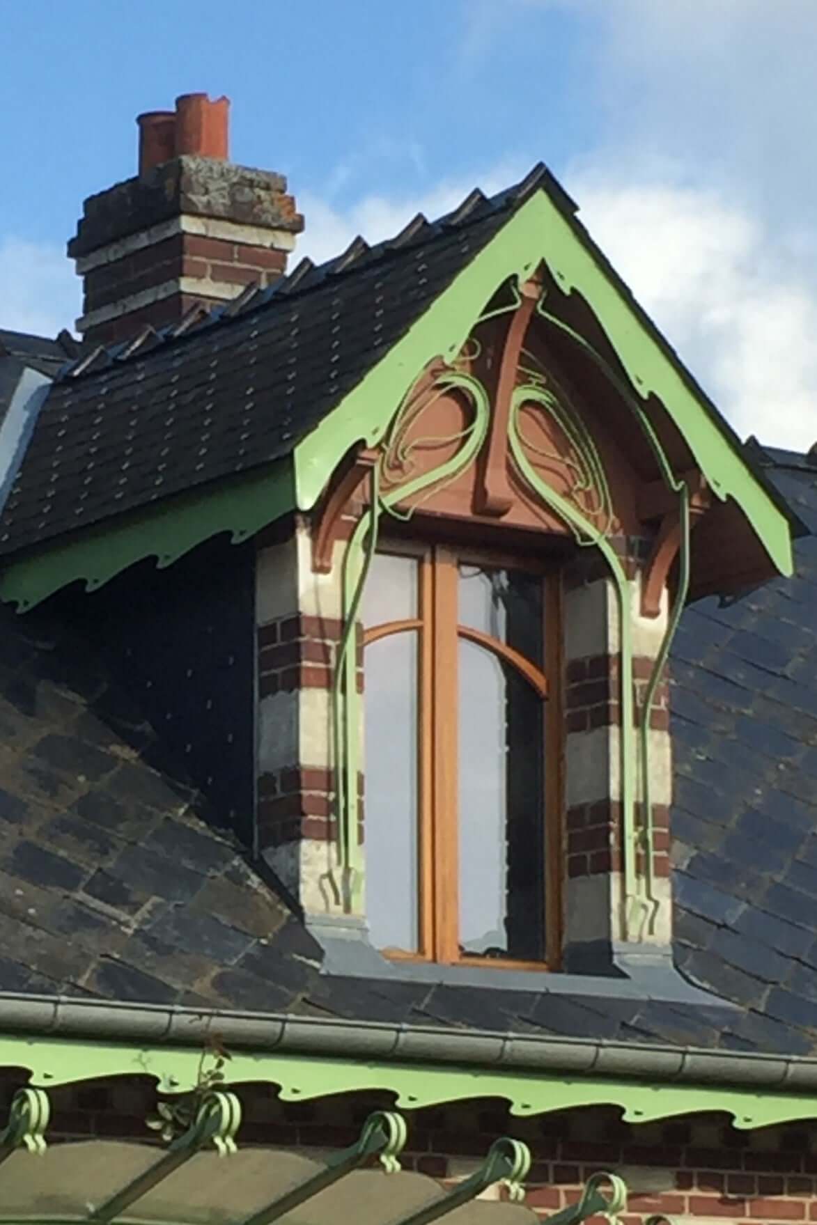 Lambrequin de façade sur lucarne de toit, modèle reproduit peint en vert, ORNABAT